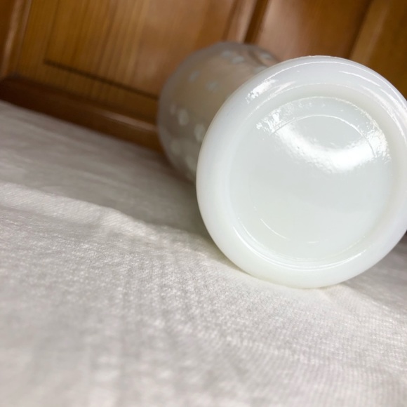 White Milk glass vase tear drops and dots design, no marking unknown maker - Picture 5 of 8